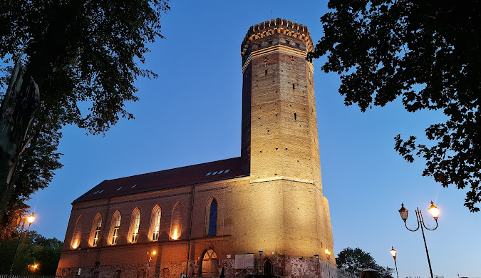 ZAMEK W CZŁUCHOWIE Z WIEŻĄ WIDOKOWĄ