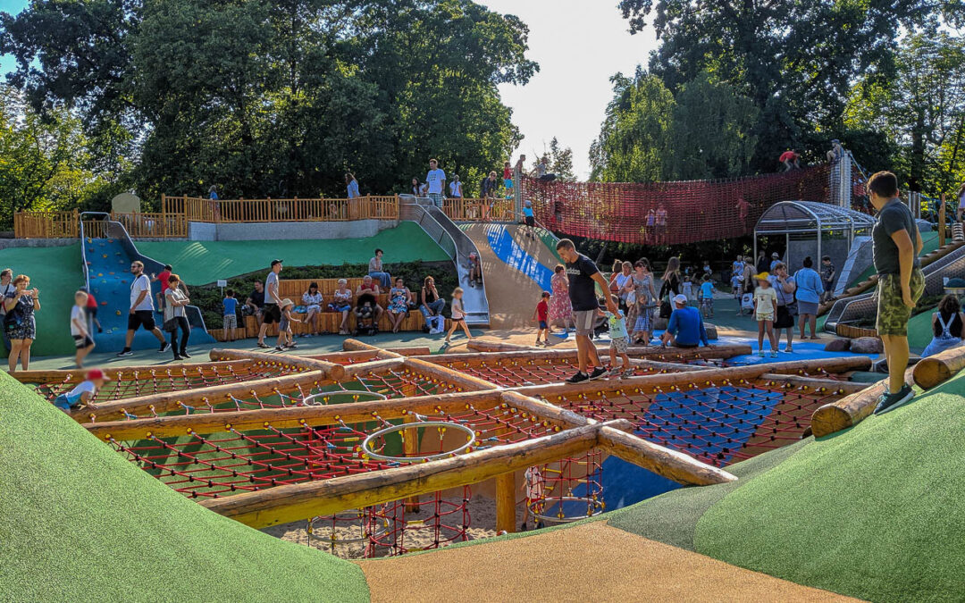 PLAC ZABAW W PARKU UJAZDOWSKIM W WARSZAWIE