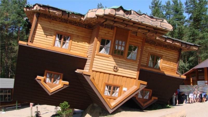 DOM DO GÓRY NOGAMI W SZYMBARKU